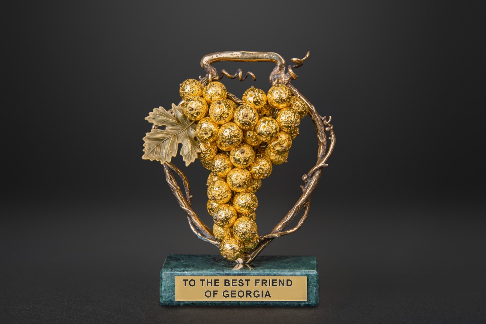 ბრინჯაოს სუვენირი "ქვევრი და ოქროს მტევანი პრემიუმი"